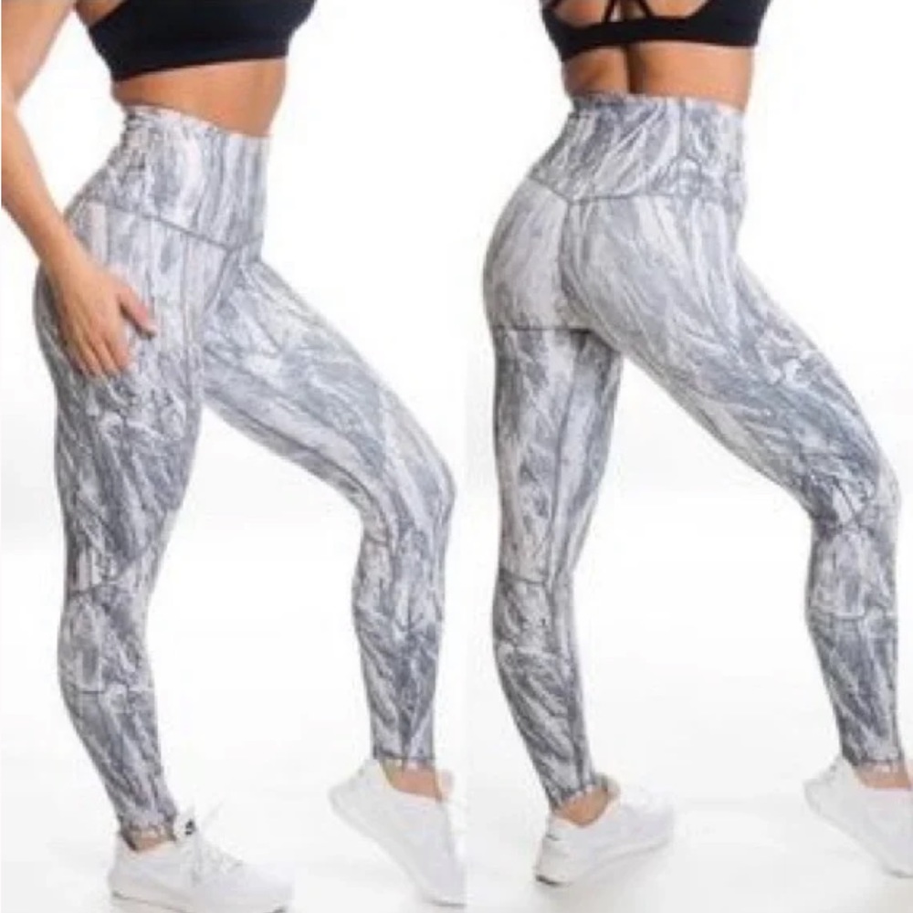 P'Tula High Rise Chandre Birch Marble Leggings in White Gray